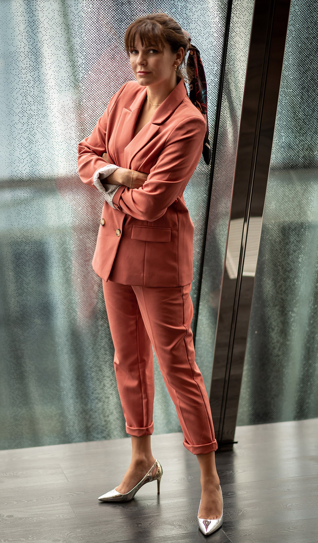 elo in peach coloured suit in the lounge at the westin hamburg