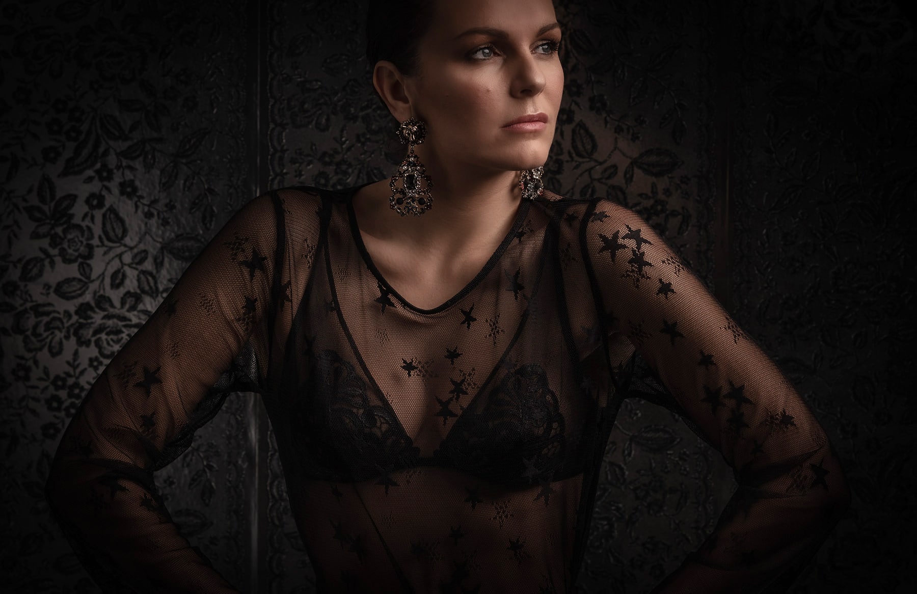 elo lace WP ff woman in lace top and bra